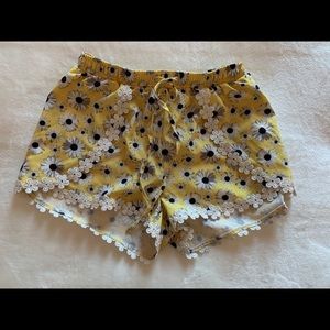 4/$30🤟 Daisy shorts 🌼